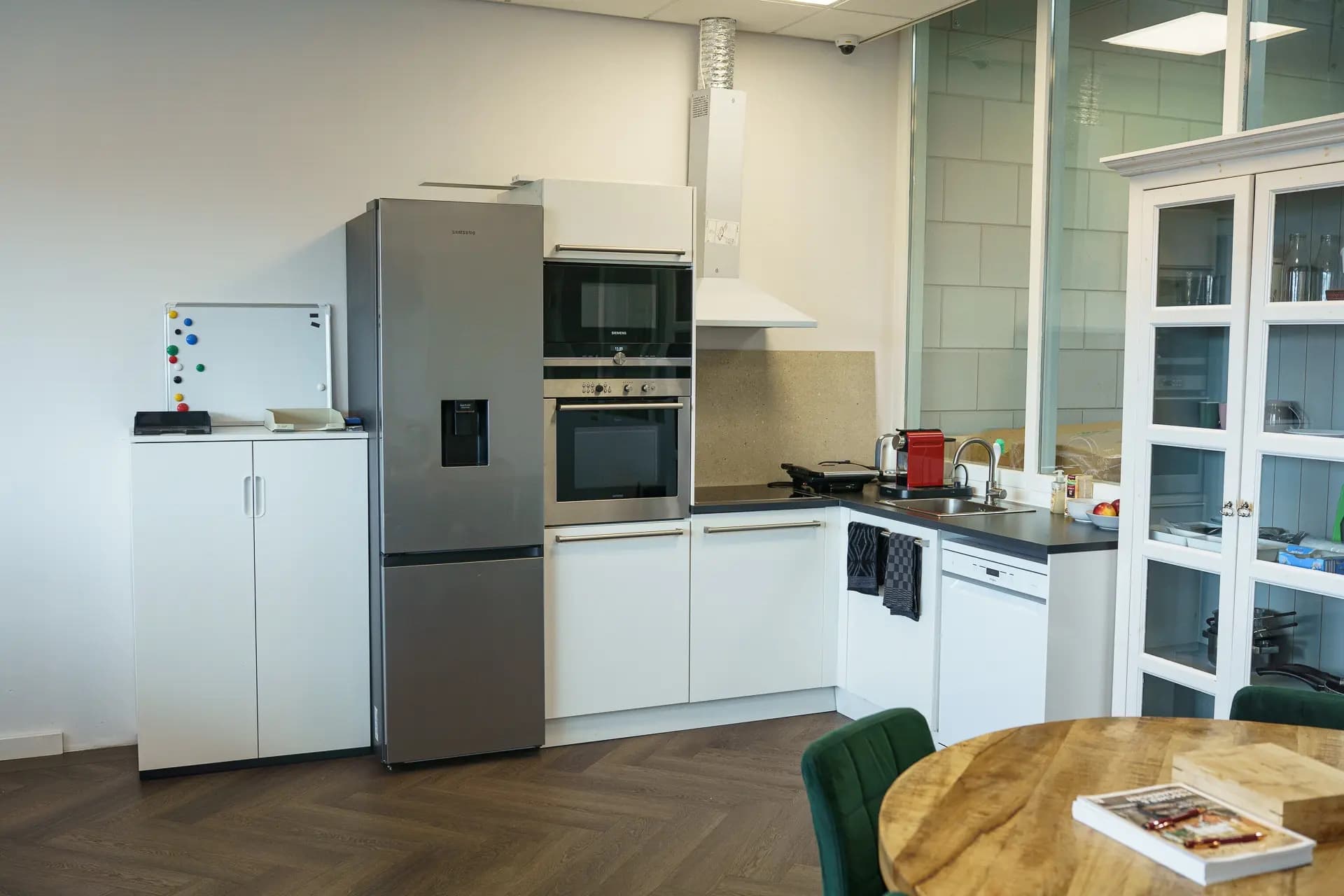 De keuken en lunchtafel op het kantoor van Schellingerhout.